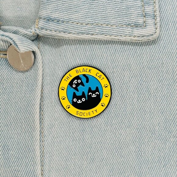 ⭐Pin Lapel Brooch Black Cat Society Cartoon Yellow Animal Cartoon Paw Prints New - Picture 1 of 7